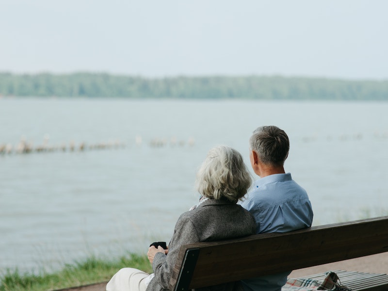 stariji par uživa u pogledu